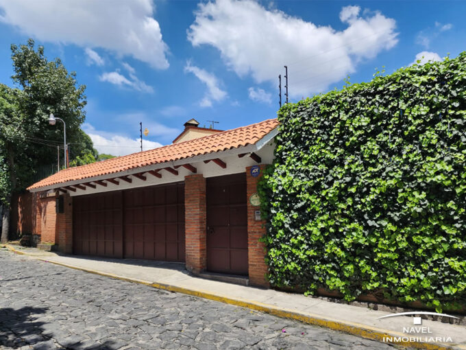 Impecable casa recién modernizada en estilo mexicano contemporáneo.
