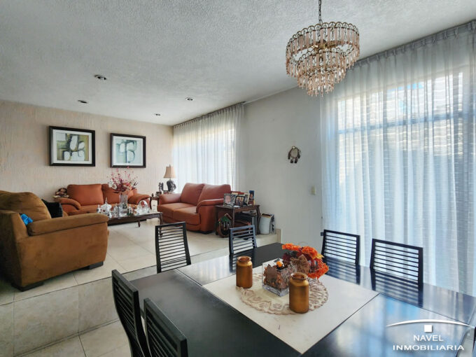 Casa en venta en la calle de Huixtla en un fraccionamiento privado con vigilancia con excelente ubicación y gran potencial. Con un entorno tranquilo, áreas verdes y un parque central que da vida y armonía al conjunto.