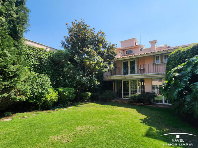 Extraordinaria casa con ubicación privilegiada. Descubre una propiedad que combina confort y exclusividad.