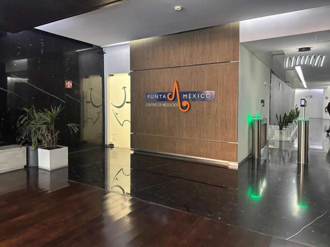 Excelente oficina en corporativo «Punta México» a solo media cuadra de Periférico y Luis Cabrera.