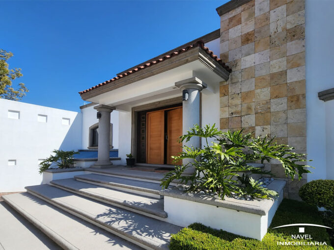 En una de las zonas residenciales más exclusivas de la Herradura se encuentra esta Residencia impecable y elegante, lista para habitarse.